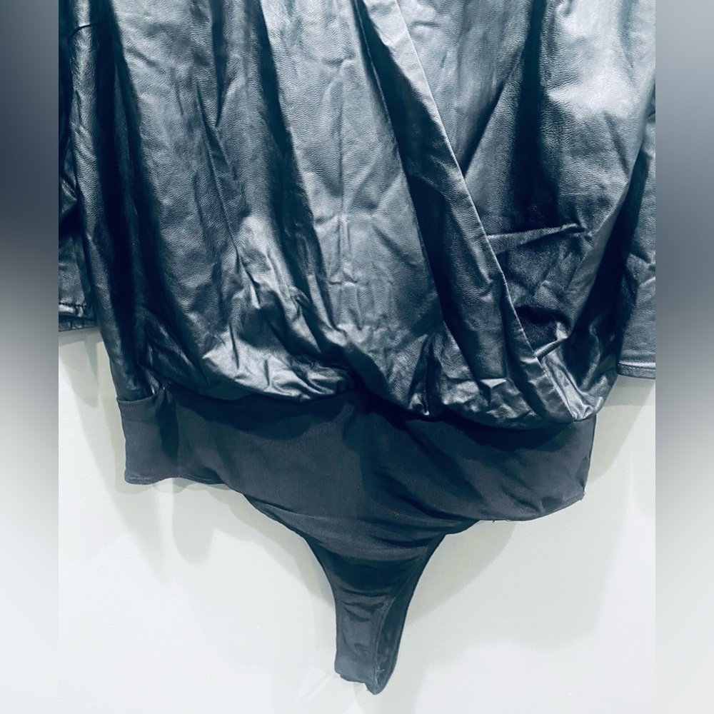 Women’s Lucy Paris Black Faux Leather Short Puff Sleeve V Neck Bodysuit Sz S New - Picture 3 of 5